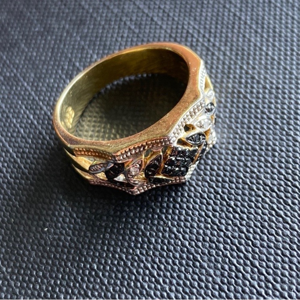 Gold ring with pavé